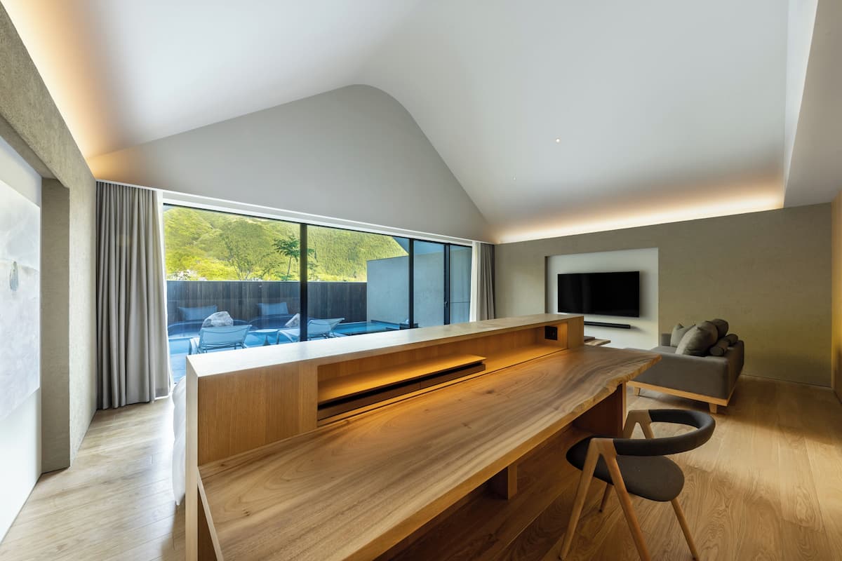 Luxury Villa | Peti besi dalam bilik, meja, langsir/tirai gelap terus, kalis bunyi