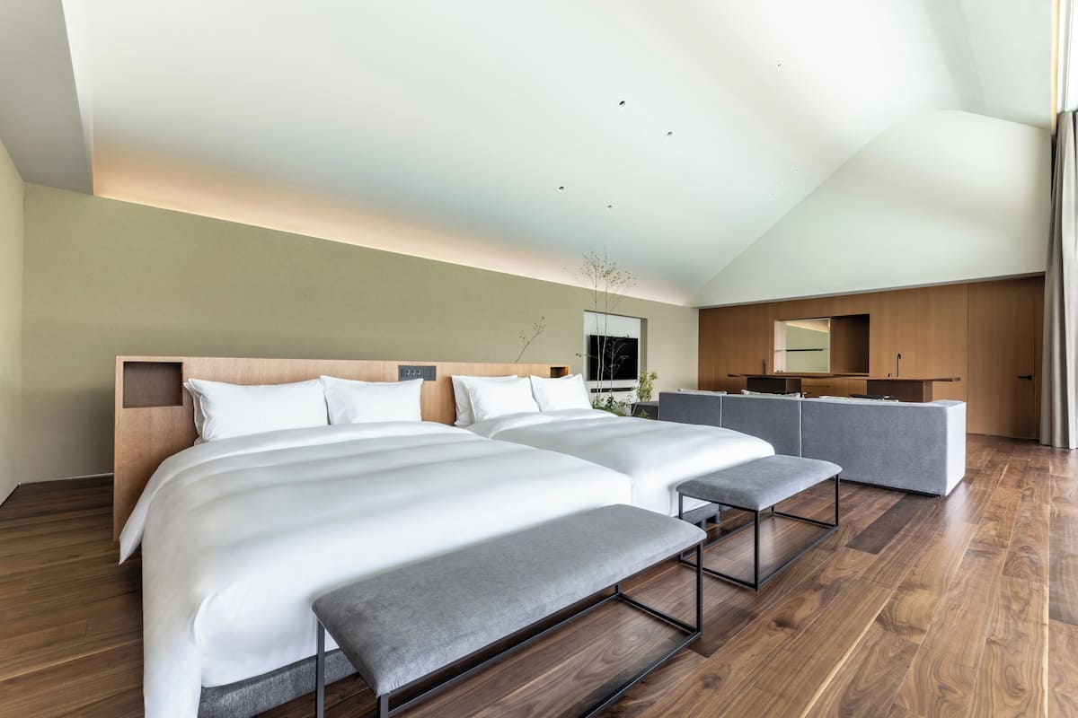 Suite, 2 camas Queen size, vista a la ciudad | Caja de seguridad en la habitación, escritorio y cortinas blackout