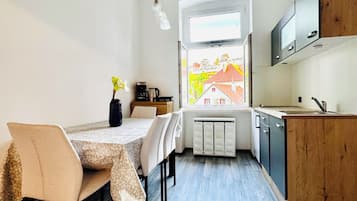 Basic Apartment | Private kitchen | Fridge, microwave, stovetop, cookware/dishes/utensils