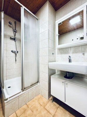 Apartamento básico | Baño | Ducha, artículos de higiene personal gratuitos y secador de pelo