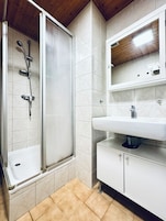 Basic Apartment | Bathroom | Shower, free toiletries, hair dryer, towels