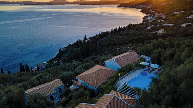 Une station balnéaire dotée de plusieurs villas, d’une piscine et offrant une vue sur la mer et les montagnes.