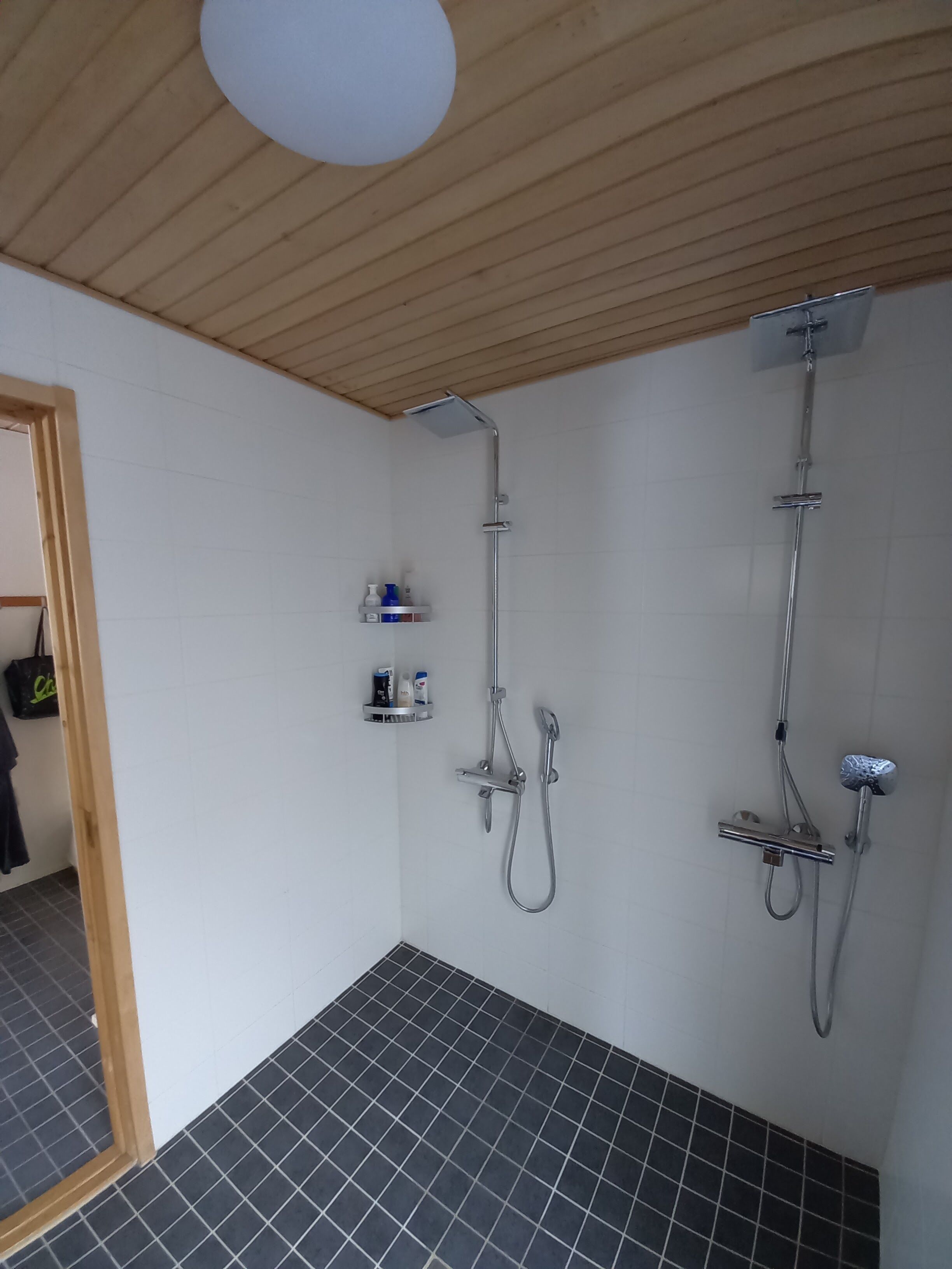 ヘアドライヤー、タオル、石鹸、トイレットペーパー
