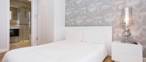 3 habitaciones, tabla de planchar con plancha y acceso a internet