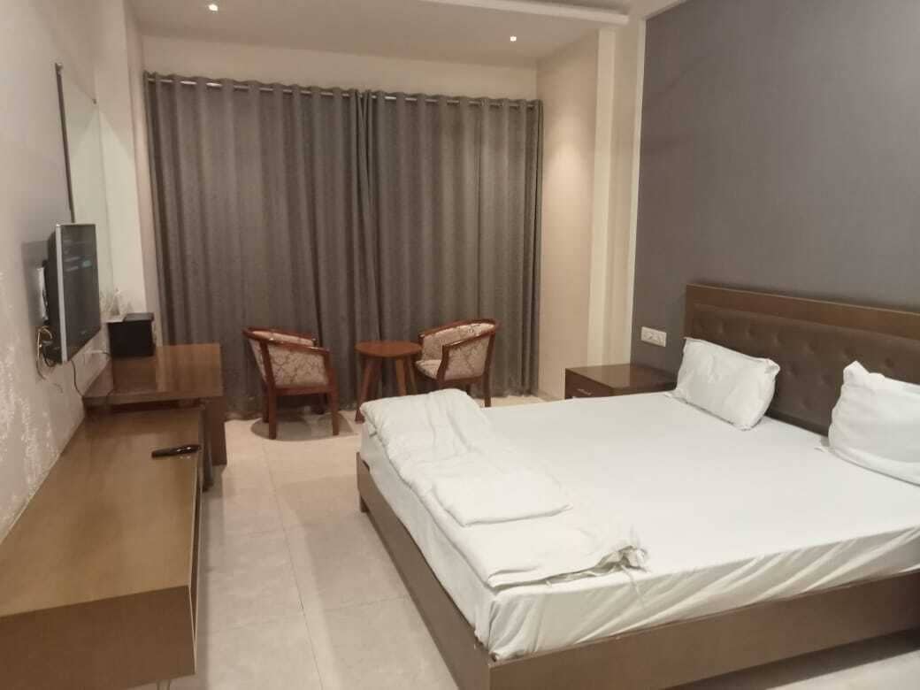 Desk, laptop workspace, free WiFi