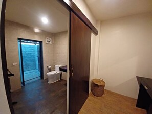 Ducha, secador de pelo, toallas, jabón