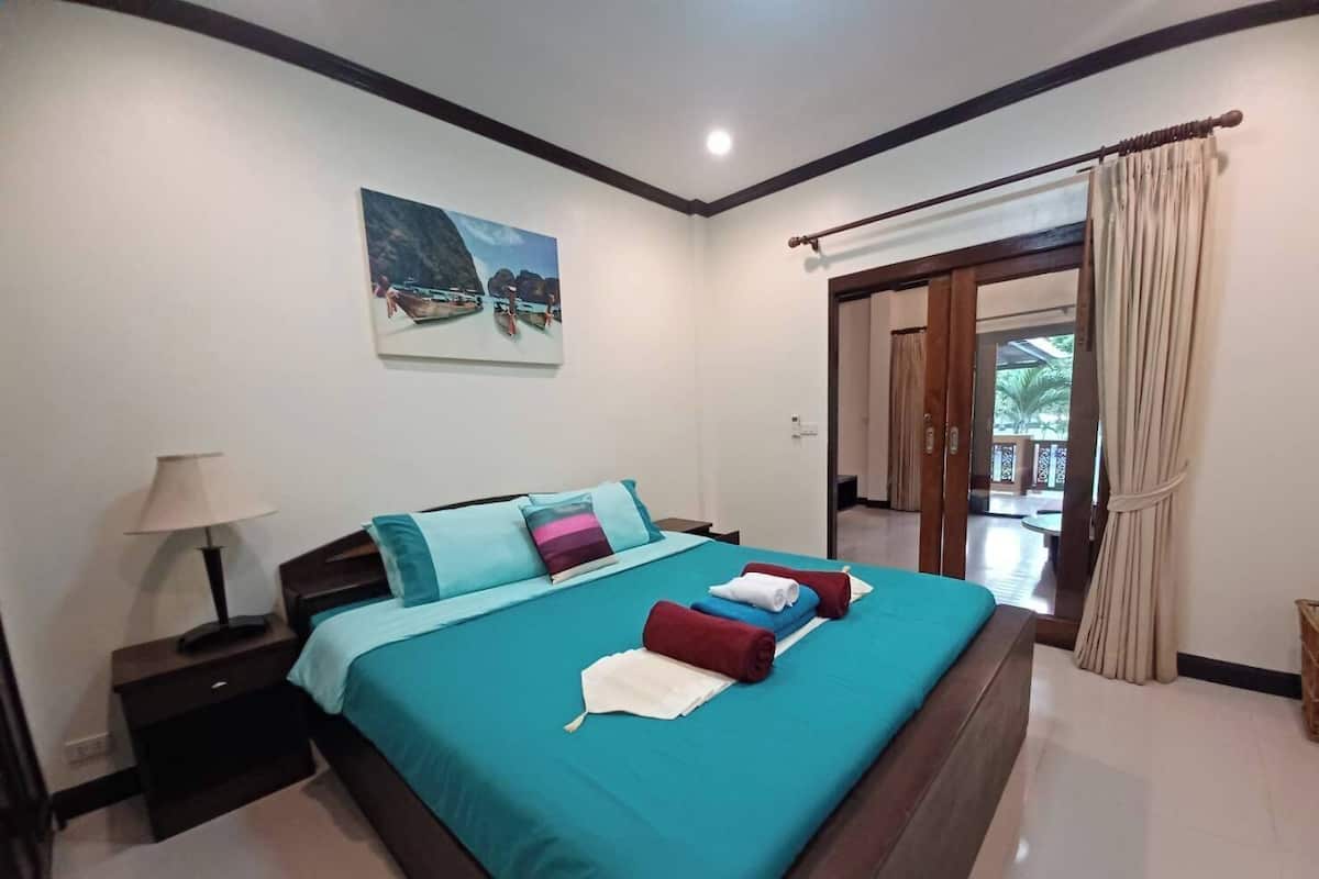 Caja de seguridad en la habitación, escritorio y cortinas blackout