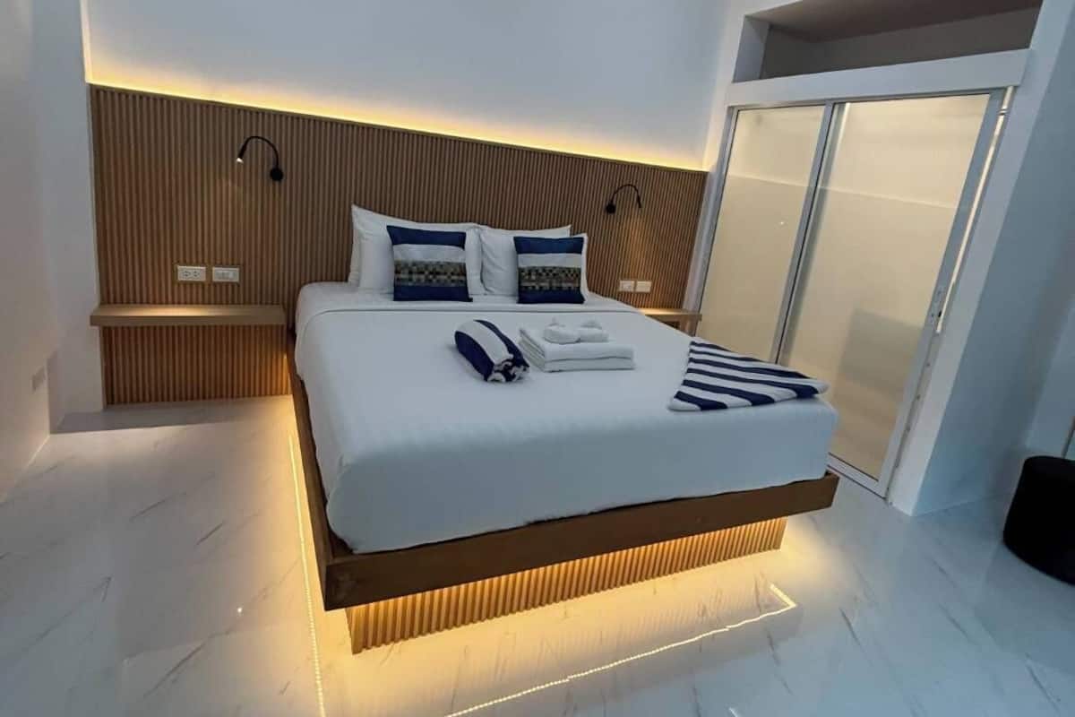 Caja de seguridad en la habitación, escritorio y cortinas blackout