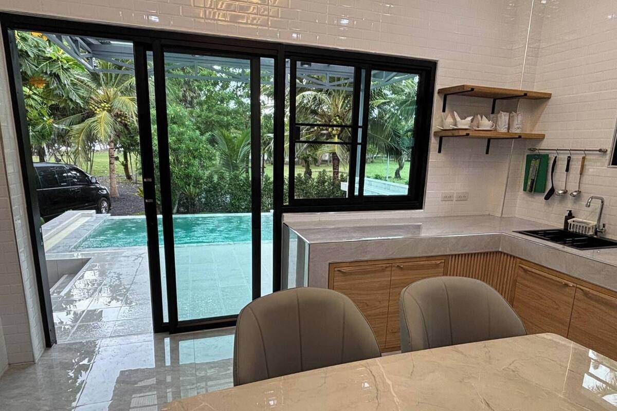 Caja de seguridad en la habitación, escritorio y cortinas blackout