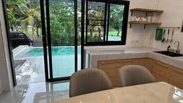 Premier-Villa, Balkon, Poolblick | Zimmersafe, Schreibtisch, Verdunkelungsvorhänge, schallisolierte Zimmer