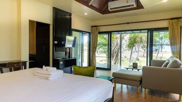 Caja de seguridad en la habitación, escritorio y cortinas blackout