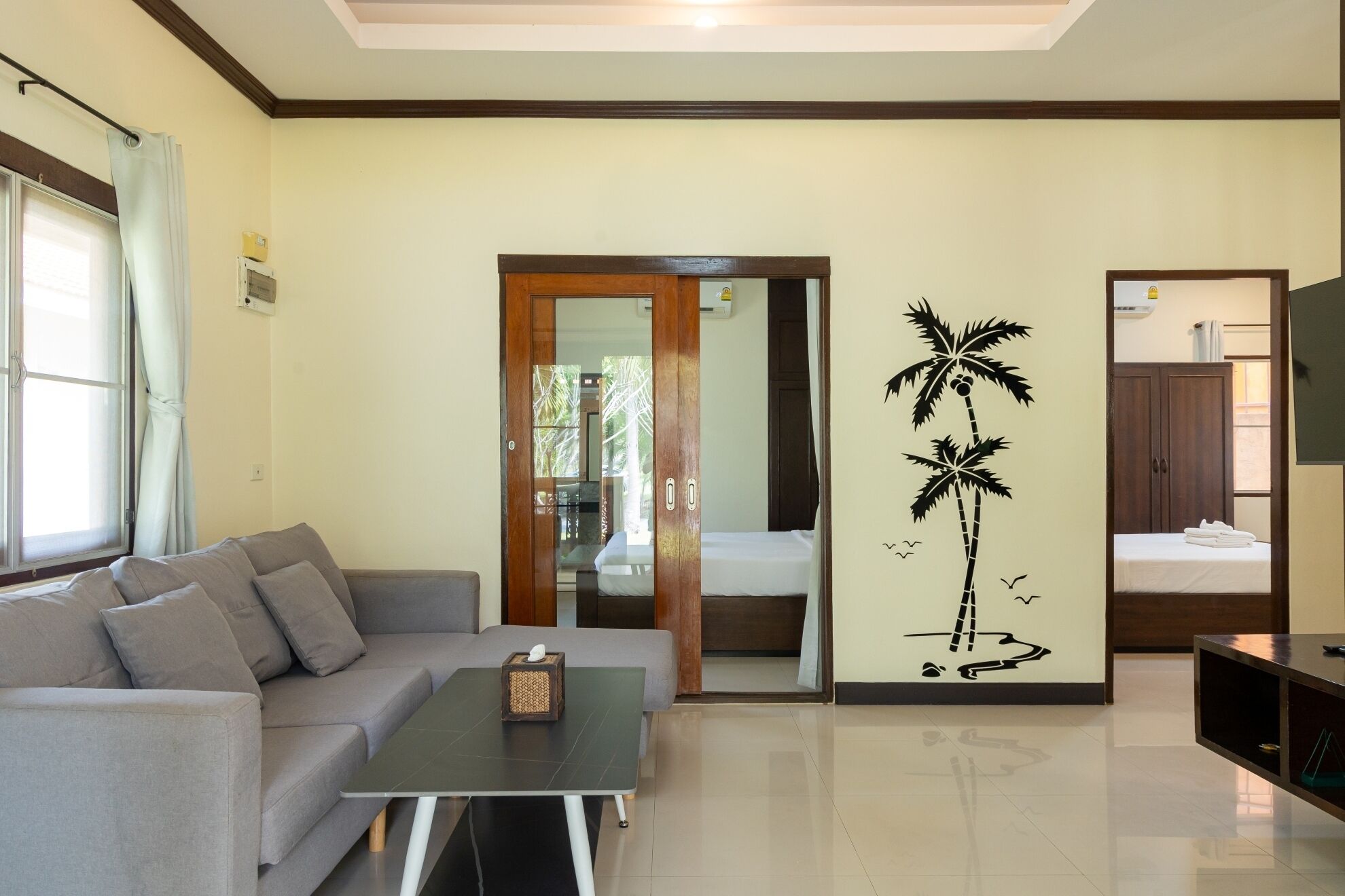 Cofres nos quartos, escrivaninha, cortinas blackout