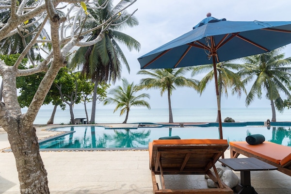 Outdoor pool, pool umbrellas, sun loungers