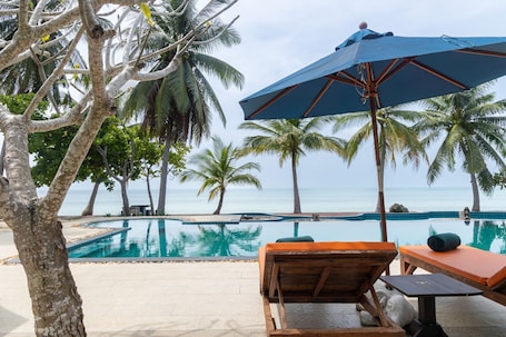 Piscina externa, guarda-sóis, espreguiçadeiras. Garto Beach Resort Samui