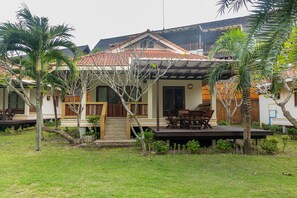 Caja fuerte, escritorio, cortinas opacas y sistema de insonorización