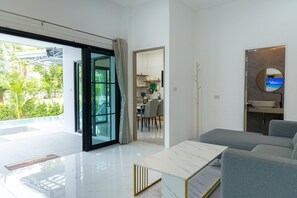 2 Bedroom Private Pool Villa | Aire de séjour | Téléviseur connecté de 40 po avec télévision par câble