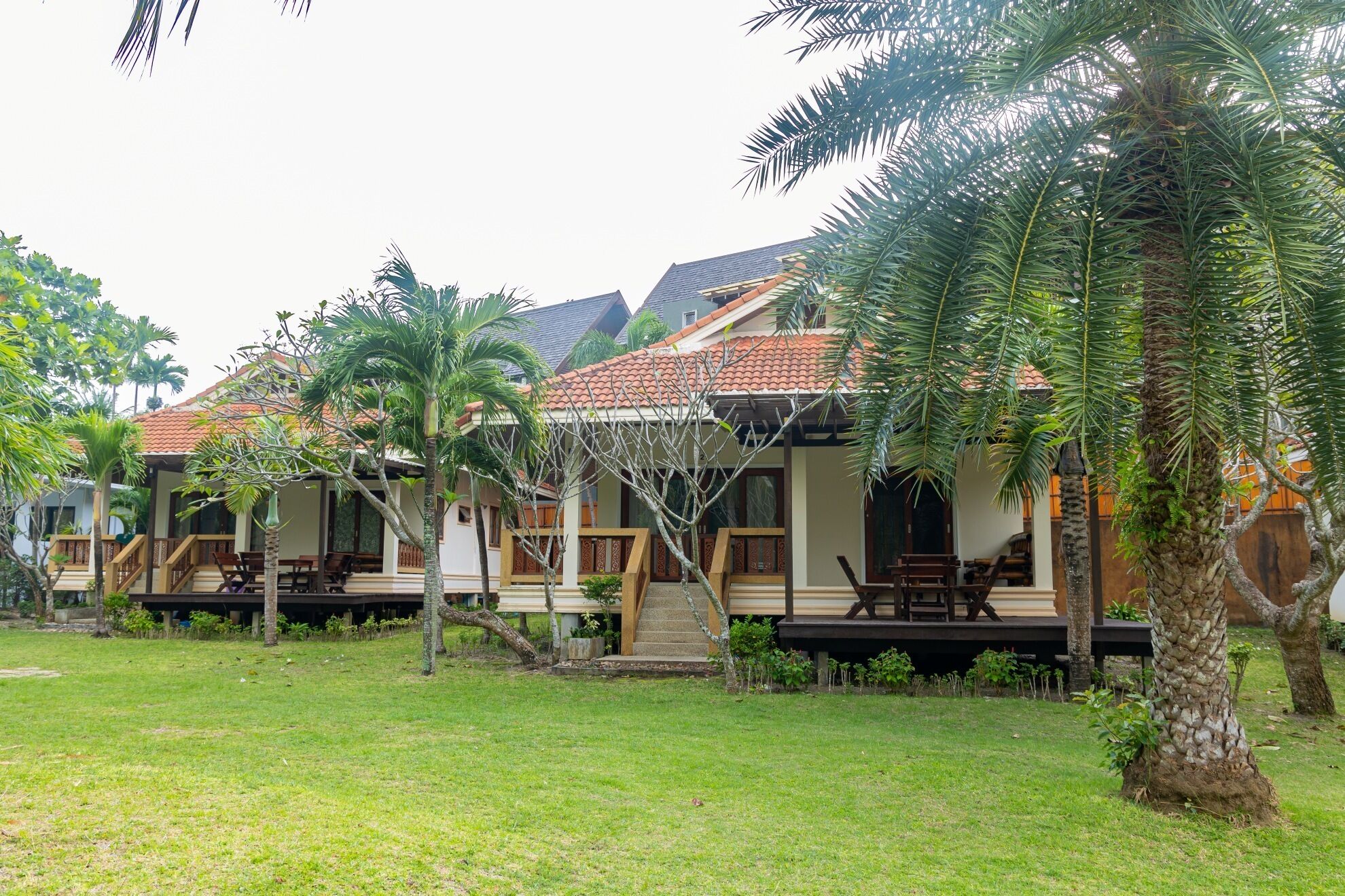 Cofres nos quartos, escrivaninha, cortinas blackout