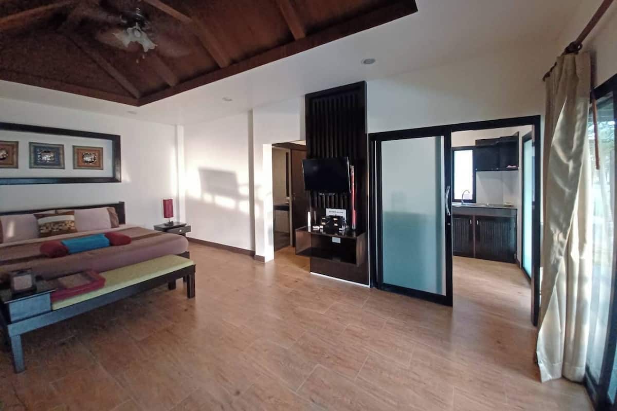 Caja de seguridad en la habitación, escritorio y cortinas blackout