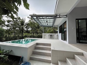 Una piscina al aire libre