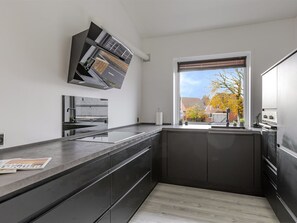 Kühlschrank, Mikrowelle, Geschirrspüler, Kochgeschirr/Geschirr/Besteck