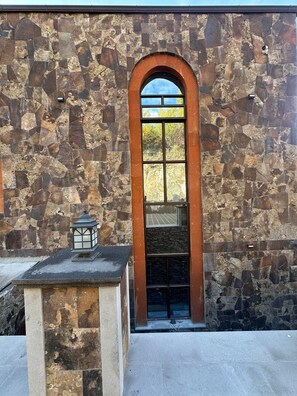 المنشأة من الخارج