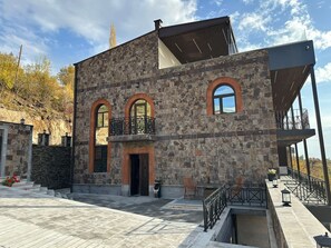 المنشأة من الخارج