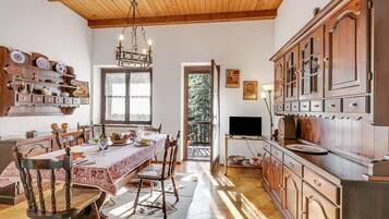 Family Apartment, Multiple Bedrooms (Appartamento Apapa House) | Dining room