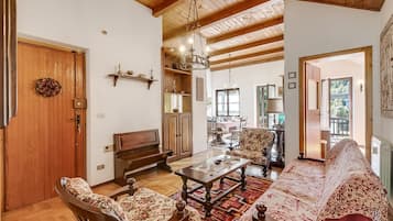 Family Apartment, Multiple Bedrooms (Appartamento Apapa House) | Living area