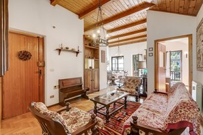 Familieleilighet, flere soverom (Appartamento Apapa House) | Oppholdsområde | En 21-tommers TV med kabel-kanaler