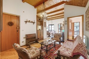 家庭公寓, 多间卧室 (Appartamento Apapa House) | 起居区 | 21-英寸电视（配备有线频道）