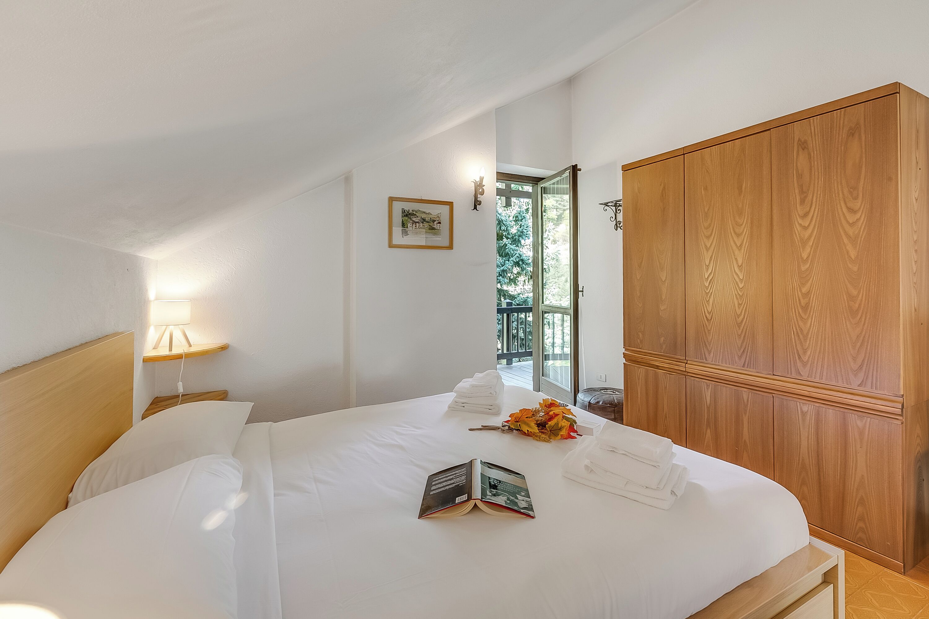 3 多间卧室、笔记本电脑工作区、免费 WiFi、床单