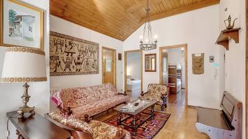 Apartamento família, vários quartos (Appartamento Apapa House) | Área de estar | TV 21 polegadas com canais a cabo