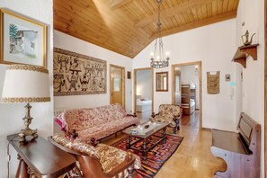 家庭公寓, 多间卧室 (Appartamento Apapa House) | 起居区 | 21-英寸电视（配备有线频道）