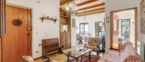 21 インチのテレビ (ケーブル放送視聴可)