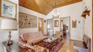Family Apartment, Multiple Bedrooms (Appartamento Apapa House) | Living area | 21-inch TV with cable channels