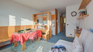 A compact living space with a dining area, kitchenette, and a cozy seating area. - La Casa Di Mitti With View Balcony Near Ski Slopes (Cesana Torinese)