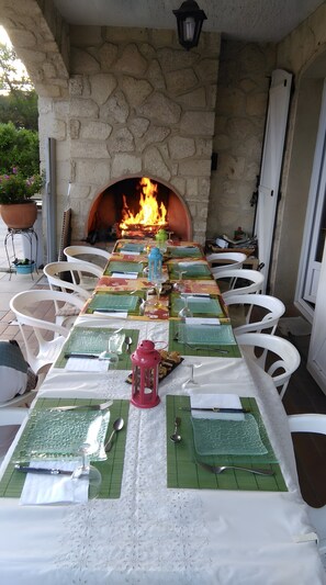 تناول الطعام بالخارج