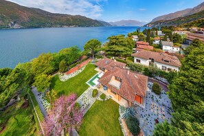 Vila, 4 quartos, piscina particular, vista para o jardim | Fachada