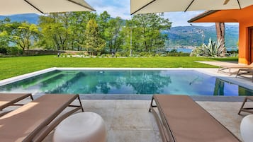 Vila, 4 quartos, piscina particular, vista para o jardim | Piscina | Piscina externa