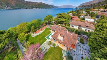 Vila, 4 quartos, piscina particular, vista para o jardim | Fachada