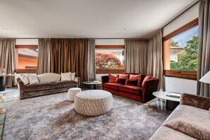 Vila, 4 quartos, piscina particular, vista para o jardim | Sala de estar