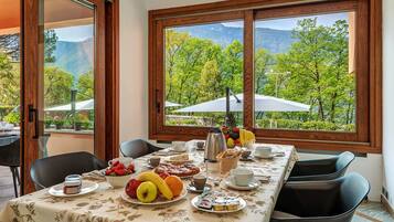 Villa, 4 Bedrooms, Private Pool, Garden View | Dining