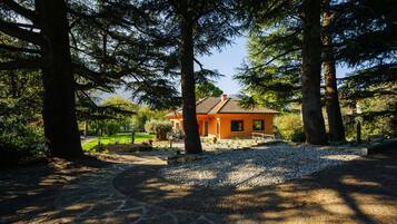 Vila, 4 quartos, piscina particular, vista para o jardim | Área da propriedade