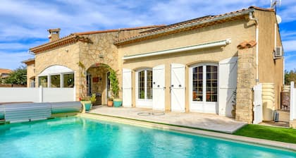 Chambre d'hÎtes « Villa Angelo - Lavande » avec piscine partagée, Wi-Fi et climatisation