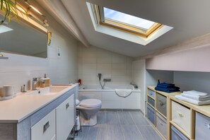 Shower, free toiletries, hair dryer, towels - Villa Angelo - Lavande Guest Room with Shared Pool, Wi-Fi & Air Conditioning (Saint-Thibéry)