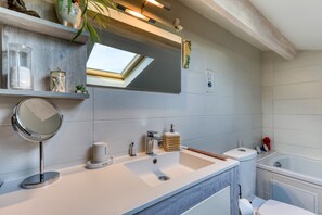 Shower, free toiletries, hair dryer, towels - Villa Angelo - Lavande Guest Room with Shared Pool, Wi-Fi & Air Conditioning (Saint-Thibéry)