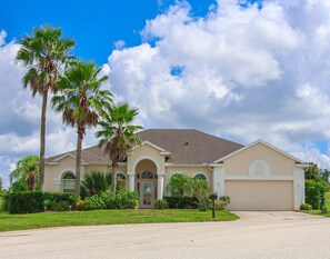 Exterior - 25 Min to Disney! Highlands Residence – 5BR Pool Villa w/ Golf Views (Davenport)