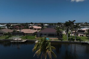 A residential area with houses, a body of water, and a clear sky. - Villa Pearl (Cape Coral)