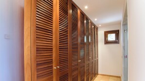 A hallway with wooden sliding doors and a tiled floor. - Samar Villa, centrally located, close to the beach, A/C, option of fenced pool (Santanyí)