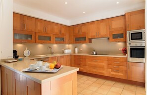 Fridge, microwave, oven, stovetop - Samar Villa, centrally located, close to the beach, A/C, option of fenced pool (Santanyí)